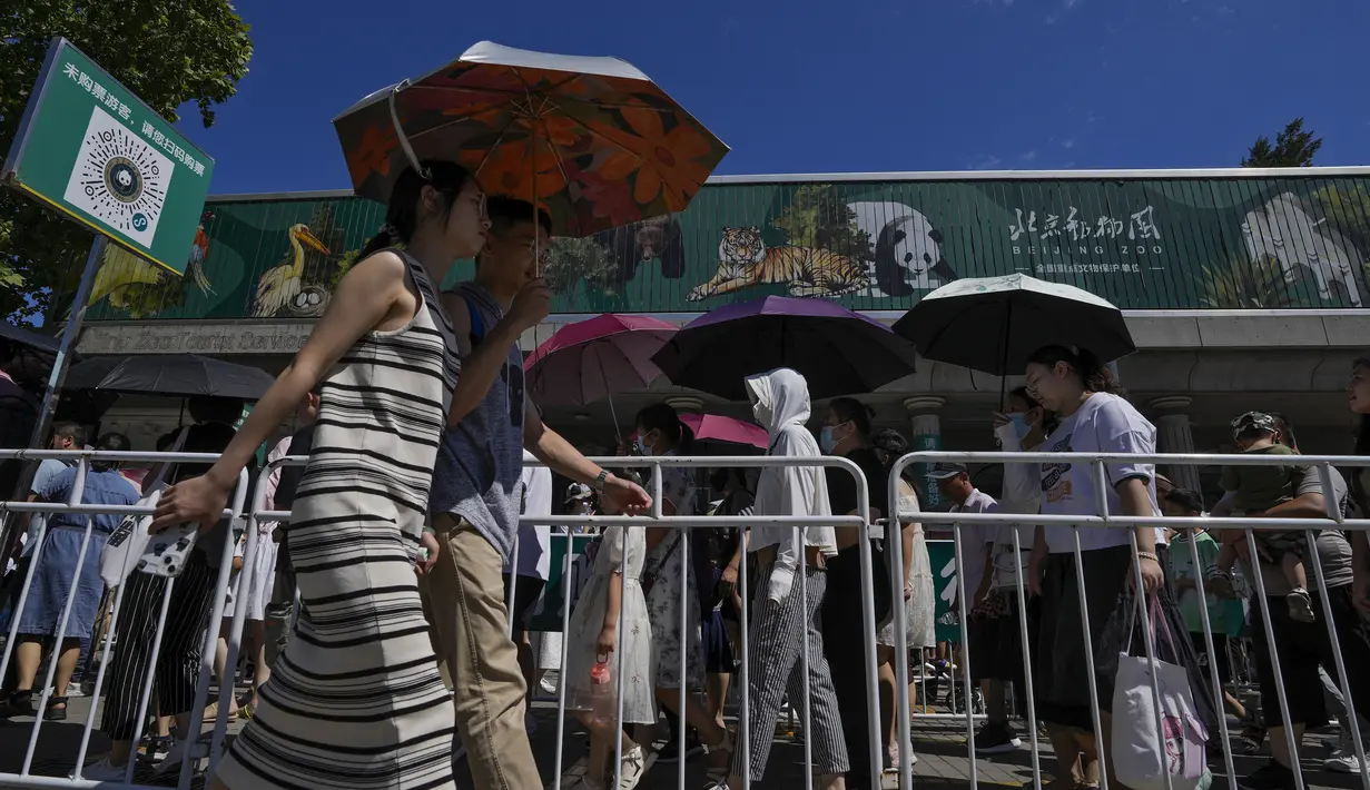 Bulan lalu, seorang perempuan di Beijing juga meninggal akibat serangan panas. (AP Photo/Andy Wong)