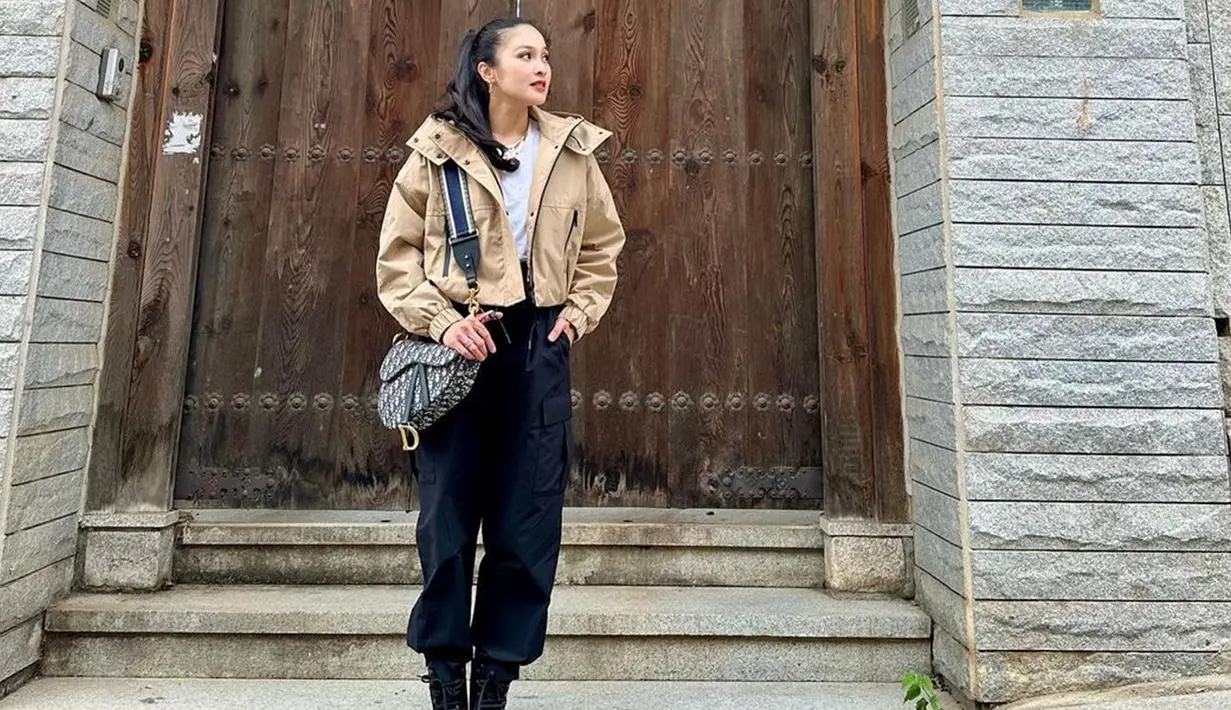 Dalam akun Instagram pribadinya, Sandra Dewi terlihat mengunggah gaya OOTD saat di Korea Selatan. Bergaya kasual, penampilan wanita 40 tahun ini banjir pujian netizen karena disebut bak ABG. (Liputan6.com/IG/@sandradewi88)