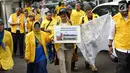 Ikatan Keluarga Besar UI (IKB UI) menggelar aksi solidaritas untuk dokter Robiah Khairani Hasibuan atau Ani Hasibuan di Kampus Universitas Indonesia, Jakarta, Jumat (17/5). Massa membentangkan spanduk berisi tandatangan dukungan untuk Ani Hasibuan. (Liputan6.com/Immanuel Antonius)