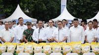 Direktur Utama Perum BULOG, Ahmad Rizal Ramdhani bersama Menteri Pertanian, Andi Amran Sulaiman meninjau kegiatan Gerakan Pangan Murah (GPM) beras Stabilisasi Pasokan dan Harga Pangan (SPHP) di Lapangan Kantor Kementerian Pertanian.