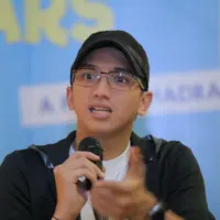 Pria yang mengawali kariernya dari komika, Ge Pamungkas mengaku mudah cemburu. Apalagi kalau pacarnya, Angie Ang berfoto dengan cowok lain. Bahkan ia mengaku lebih cemburu dibanding pacarnya. (Andy Masela/Bintang.com)
