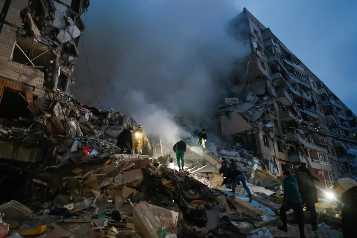 Serangan Rudal Rusia Hantam Gedung Apartemen di Dnipro, 12 Orang Tewas