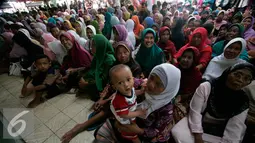 Sejumlah warga mengikuti acara Open House Sultan HB X di Bangsal Kepatihan,Yogyakarta, Senin (11/7). Ribuan orang diperkirakan akan menghadiri acara tersebut. (Liputan6.com/Boy Harjanto)