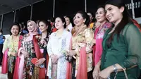 Puan tampak anggun dengan mengenakan kebaya putih model kutu baru dipadukan kain lilit sebagai bawahan. Ia pun berfoto dengan perempuan anggota DPR. @puanmaharaniri