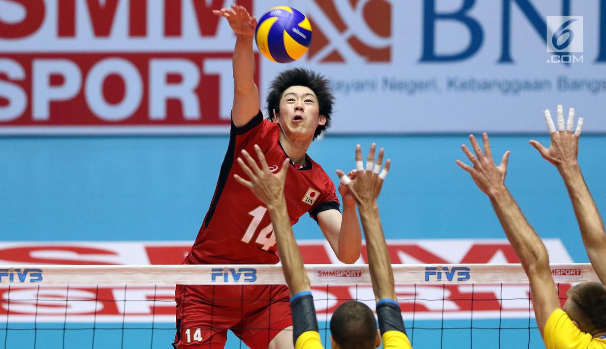 Pemain Timnas voli putra Jepang, Yuki Ishikawa melakukan smes saat melawan Kazakhstan pada 8 besar grup E Kejuaraan Voli Asia 2017 di GOR Tri Dharma, Gresik, Kamis (27/7). Jepang unggul 3-0 (25-18, 25-19, 25-23). (Liputan6.com/Helmi Fithriansyah)