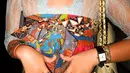 Perpaduan tekstur brokat dan kain batik bermotif klasik memberikan kesan playful namun tetap anggun. [@amelcarla].
