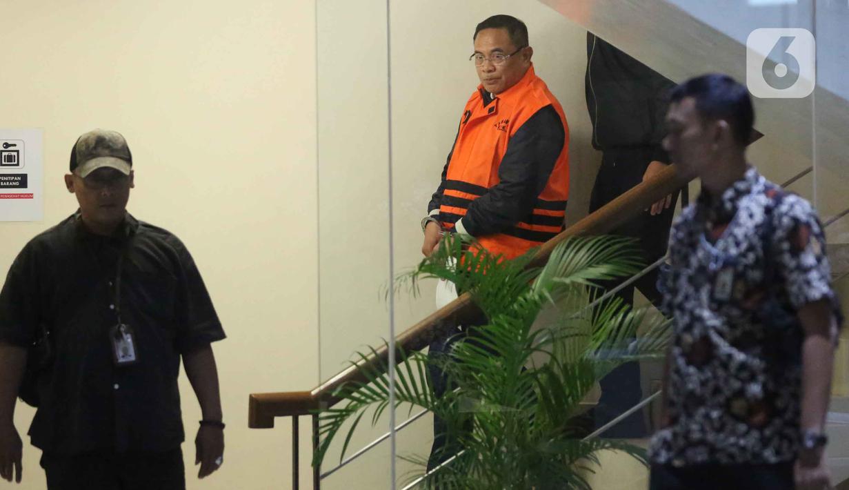 Bupati Pati Sudewo akan menjalani masa penahanan untuk 20 hari pertama, terhitung mulai 20 Januari hingga 8 Februari 2026. Tampak dalam foto, Bupati Pati, Sudewo (kedua kanan) dikawal petugas usai menjalani pemeriksaan intensif di Gedung Merah Putih Komisi Pemberantasan Korupsi (KPK), Jakarta, Selasa (20/1/2026). (Liputan6.com/Helmi Fithriansyah)