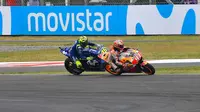 Insiden yang melibatkan Marc Marquez dan Valentino Rossi pada MotoGP Argentina 2018. (Twitter/MotoGP)