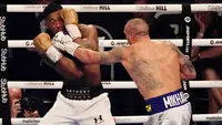 Petinju Ukraina Oleksandr Usyk berhasil merebut gelar juara tinju dunia kelas berat WBA, WBO, IBF, dan IBO. (AP/Frank Augstein)