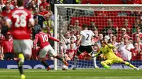 BUNUH DIRI - Manchester United berhasil unggul 1-0 melawan Tottenham Hotspur melalui gol bunuh diri. (Reuters/Jason Cairnduff)