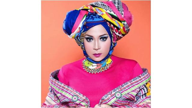 7 Inspirasi Hijab Tak Biasa Ala Melly Goeslaw, Tertarik Untuk Mencoba?