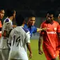 Wasit yang memimpin laga Persija Jakarta kontra Persik Kediri, Gerry Rama (tengah) terlihat berusaha melerai keributan antar kedua pemain (Victor Pae dan Rendi Irawan), (30/5/2014). (Liputan6.com/Helmi Fithriansyah)