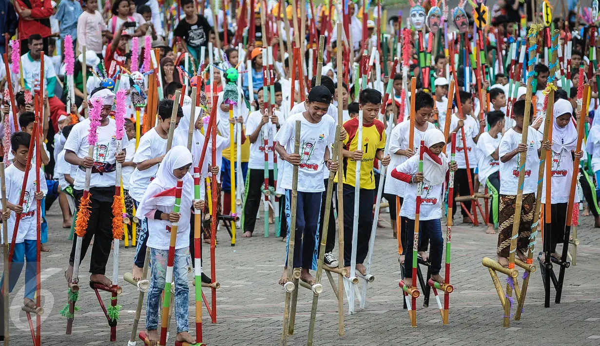 Sejumlah anak SD dan SMP meramaikan pemecahan rekor dunia egrang yang termasuk dalam rangkaian penyelenggaraan TAFISA World Games 2016 di Kemayoran, Jakarta, Sabtu (8/10). Pemecahan rekor Guinness Book itu diikuti 2.016 anak. (Liputan6.com/Faizal Fanani)