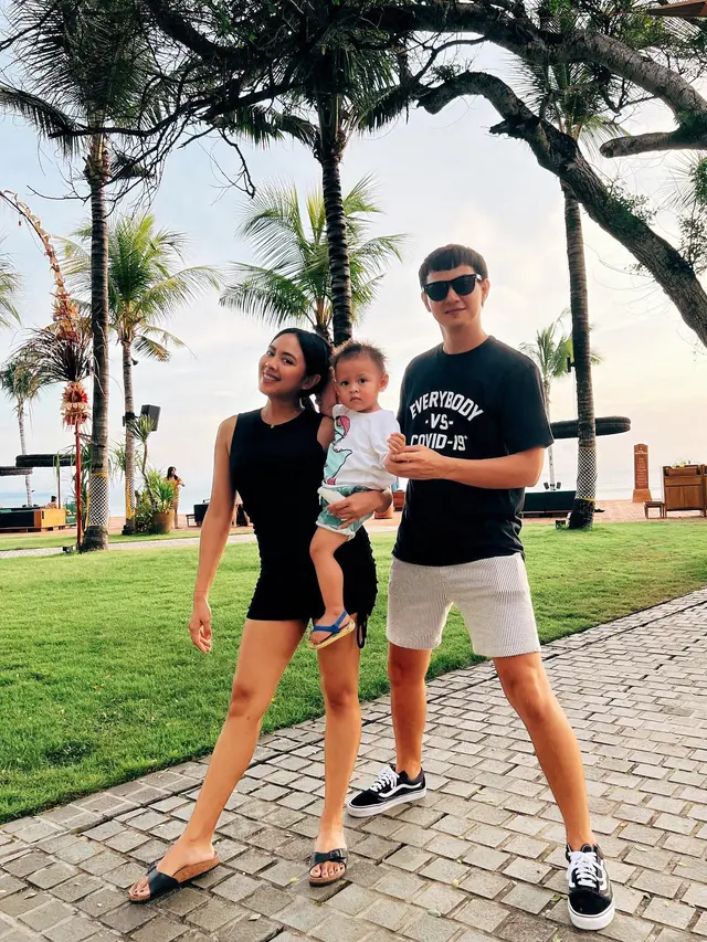 Selfie Bareng Monyet, Ini 7 Potret Liburan Marcell Darwin Bersama Istri dan Anak