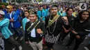 Beberapa mahasiswa tampil dengan pakaian adat sebagai simbolisasi dinasti politik. (Liputan6.com/Faizal Fanani)