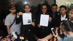 Pengacara pedangdut Saipul Jamil, Deddy DJ (tengah) memberi pernyataan di PN Jakarta Utara, Senin (21/1). Deddy mengatakan Saipul Jamil yang sudah menjalani hukuman penjara beberapa tahun belakangan akan segera bebas. (Kapanlagi.com/Bayu Herdianto)
