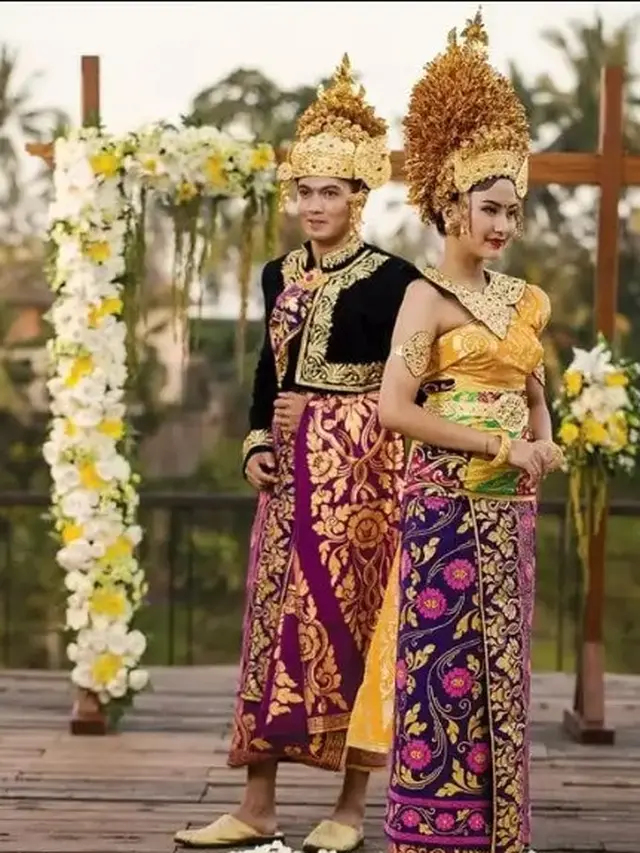 Potret pakaian adat Bali Payas Agung (Sumber: romadecade.org)