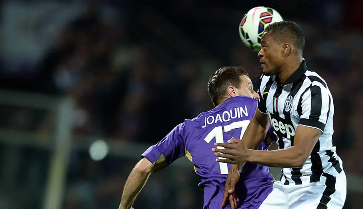 Gelandang Fiorentina, Joaquin berebut bola udara dengan bek Juventus Patrice Evra pada leg kedua Semifinal Coppa Italia di stadion Artemio Franchi, Italia, Rabu (8/4/2015). Juventus menang 3-0 atas Fiorentina. (AFP PHOTO/Filippo Monteforte)