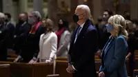 Presiden AS Joe Biden dan ibu negara Jill Biden menghadiri misa di Washington DC. (AP Photo/Evan Vucci)