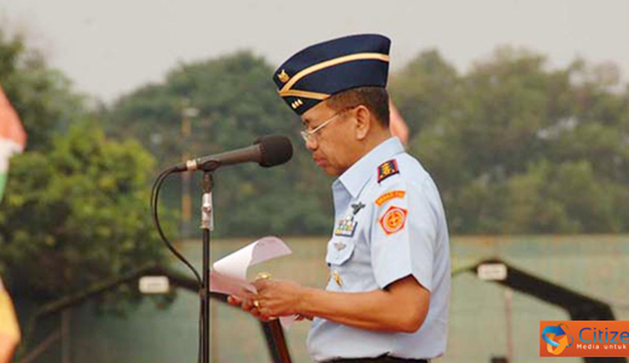 Citizen6, Halim: Komandan Sesko TNI Marsekal Madya TNI Ida Bagus Putu Dunia selaku Irup menutup secara resmi Kejuaraan Terjun Payung Militer Asia Pertama dan Terjun Payung Militer Indonesia Terbuka, Minggu (29/9). (Pengirim: Badarudin Bakri)