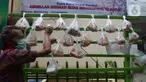 Warga mengambil sembako yang digantung di rak kayu sisi jalan di kawasan Rawa Barat, Jakarta Selatan, Kamis (14/5/2020). Selama masa pandemi COVID-19, pihak kelurahan dan masjid sekitar menyediakan paket berisi mi instan, telur, dan masker untuk warga yang membutuhan. (merdeka.com/Imam Buhori)