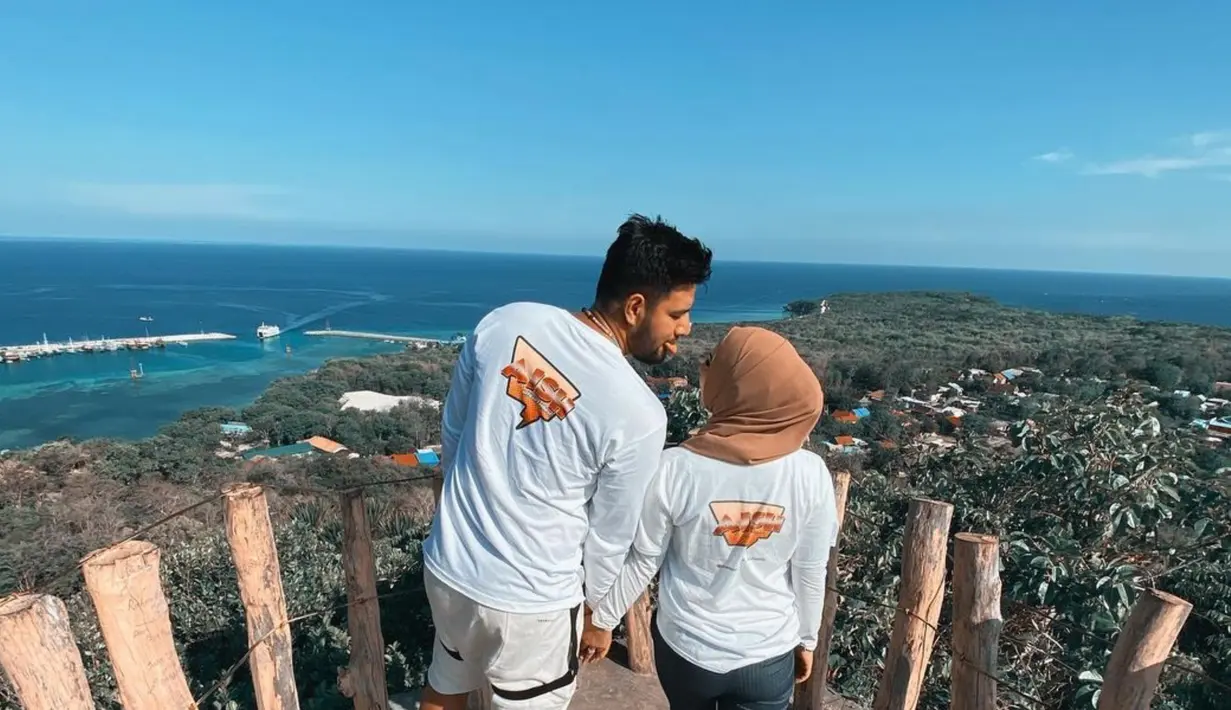 Kekompakan pasangan yang menikah pada 28 April 2019 ini juga nampak dalam cara berpakaian mereka. Meski termasuk jarang mengenakan baju couple, namun sesekali pasangan ini mengenakannya bersamaan. (Liputan6.com/IG/@_irishbella_)