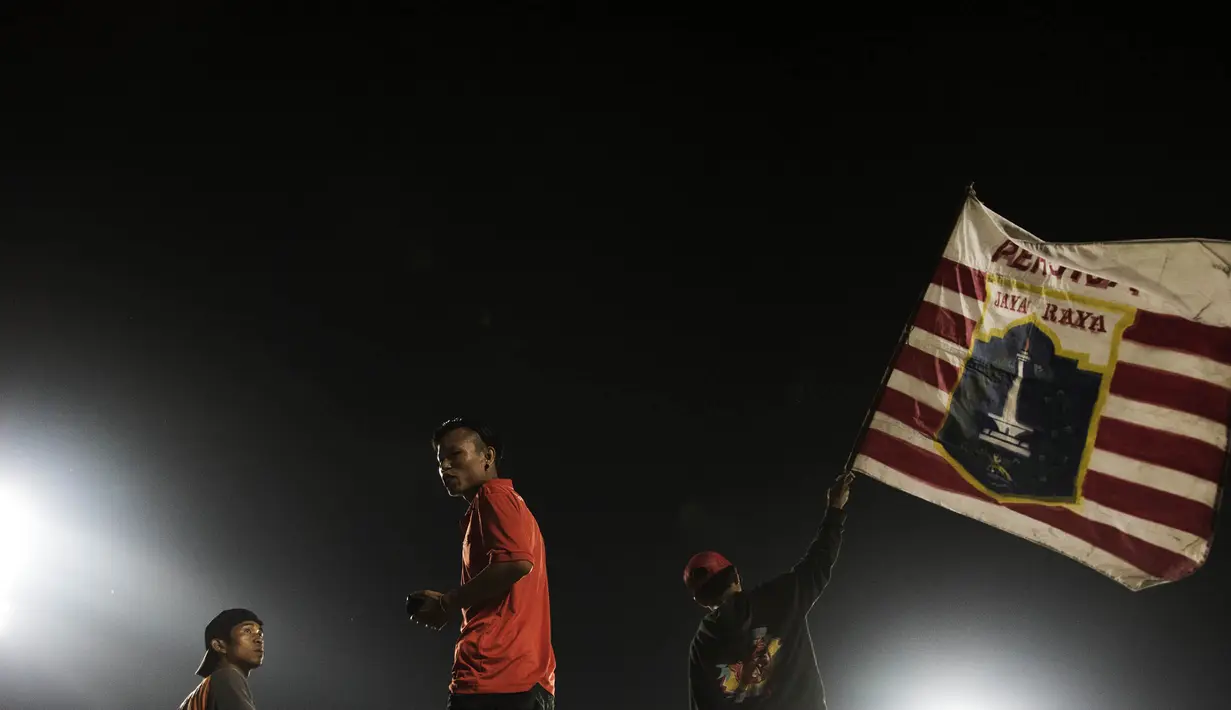 The Jakmania, mengibarkan bendera pada laga Piala Jenderal Sudirman melawan PBR di Stadion Kanjuruhan, Malang, Kamis (19/11/2015). (Bola.com/Vitalis Yogi Trisna)