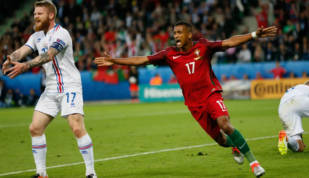 Gelandang Portugal, Nani melakukan selebrasi usai mencetak gol kegawang Islandia pada laga Grup F Piala Eropa di Stade Geoffroy-Guichard, Prancis, Selasa (14/6). Islandia berhasil tahan imbang Portugal 1-1. (REUTERS/Robert Pratta)