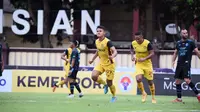 Dimas Drajad melakukan selebrasi setelah mencetak gol ke gawang Arema FC dalam lanjutan BRI Liga 1 yang dihelat di Stadion PTIK, Jakarta Selatan, Minggu (19/03/2023). Sayangnya, gol Dimas tak mampu menghindarkan Persikabo 1973 dari kekalahan 1-3 kontra Arema.&nbsp;(Nandang Permana/Bola.com)