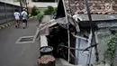 Sebuah rumah usang di halaman belakang apartemen Thamrin Executive Residence, Kebon Melati, Jakarta, Minggu (22/9/2019). Pemilik rumah memilih bertahan dan tidak ingin warisan nenek moyangnya itu dijual kepada pihak apartemen yang menawar hingga Rp 2 miliar lebih. (merdeka.com/Iqbal S Nugroho)