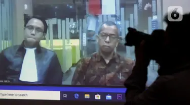 Layar memperlihatkan mantan Direktur Utama PT Garuda Indonesia Emirsyah Satar saat menjalai sidang tuntutan secara vidco, Gedung KPK, Jakarta, Kamis (23/4/2020). Emirsyah Satar menjalani sidang tuntutan dugaan suap pengadaan mesin Rolls-Royce PLC untuk Garuda Indonesia. (merdeka.com/Dwi Narwoko)