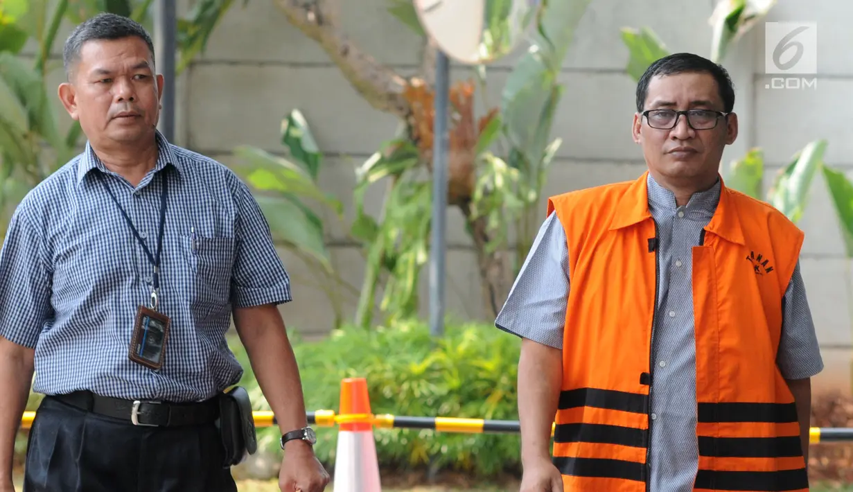 Bupati Tulungagung nonaktif Syahri Mulyo (kanan) tiba di Gedung KPK, Jakarta, Selasa (2/10). Syahri diperiksa sebagai tersangka untuk pengembangan kasus dugaan suap dari pengusaha Susilo Prabowo. (Merdeka.com/Dwi Narwoko)