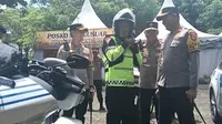 Wakapolri, Komjen Pol Ahmad Dofiri, Pantau Situasi Anyer Gunakan Sepeda Motor. (Sabtu, 05/04/2025). (Yandhi Deslatama/Liputan6.com).