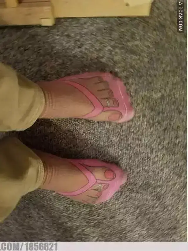 8 Desain Kaus Kaki Ini Bentuknya Nyeleneh Banget, Bikin Geleng Kepala