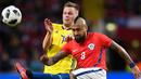 Gelandang Chile, Arturo Vidal berusaha membuang bola dari kawalan gelandang Swedia, Sebastian Larsson saat bertanding pada pertandingan persahabatan internasional Friends di Arena, Stockholm, (24/3). Chile menang 2-1. (Anders Wiklund/TT via AP)