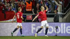 Penyerang Norwegia, Erling Haaland (kanan) berselebrasi usai mencetak gol ke gawang Swedia pada pertandingan kedua Grup B4 UEFA Nations League di Stadion Friends Arena, Stockholm, Senin (6/6/2022). Haaland mencetak dua gol dan mengantar Norwegia menang atas Swedia 2-1. (Christine Olsson/TT News Agency via AP )