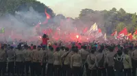 Massa buruh membubarkan diri dari depan Istana Kepresidenan (Nur Habibie/Merdeka.com)