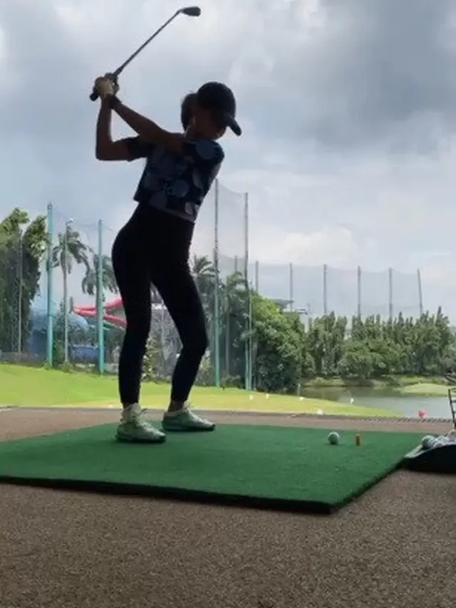 Ade Herlina bintang sinetron Asmara 2 Dunia tayangan Indosiar gemar main golf (Foto: Instagram/@adeherlinaa)
