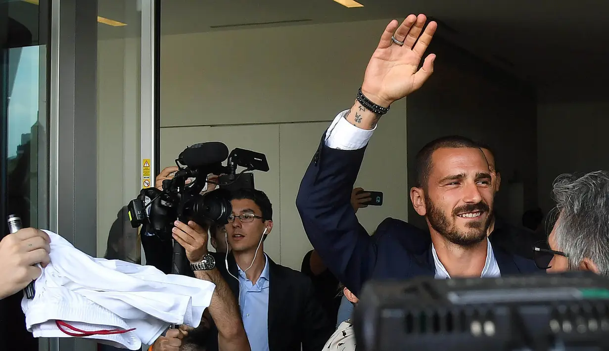 Bek asal Italia, Leonardo Bonucci, menyapa suporter saat tiba di Casa Milan, Milan, Jumat (14/7/2017). AC Milan resmi mendatangkan mantan bek Juventus itu dengan harga 36,7 juta poundsterling. (EPA/Daniel Dal Zennaro)