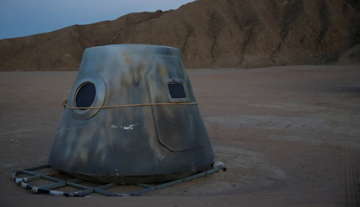 Kapsul ruang angkasa tiruan dari basis simulasi C-Space Project Mars terlihat saat senja di Gurun Gobi di luar Jinchang, Provinsi Gansu, China (16/4). Tempat ini diharapkan dapat menarik 2 juta pengunjung per tahun pada tahun 2030. (Reuters/Thomas Peter)