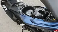 Yamaha TMax DX sanggup bawa 2 helm full face di bagasi (oto.com)