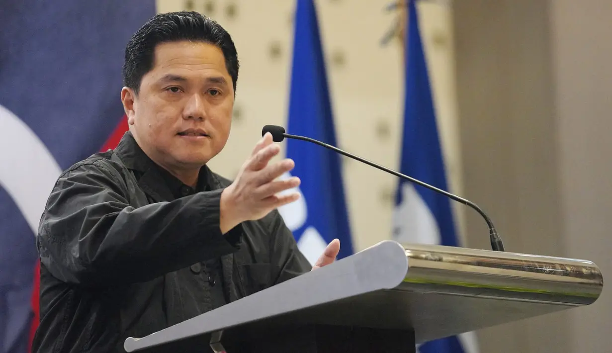 Ketua Umum PSSI, Erick Thohir, memberikan sambutan dalam acara sarasehan dengan Asosiasi Provinsi (Asprov) PSSI yang berlangsung di Jakarta, Minggu (19/3/2023).  Dalam acara tersebut PSSI juga memaparkan rencana strategis yang tertuang dalam Visi PSSI 2045. Yaitu pemulihan (tahun 2023), pengembangan (tahun 2024-2028), performa (2028-2034), keemasan (2034-2045). yang berlangsung di Jakarta, Minggu (19/3/2023). (Dok.PSSI)