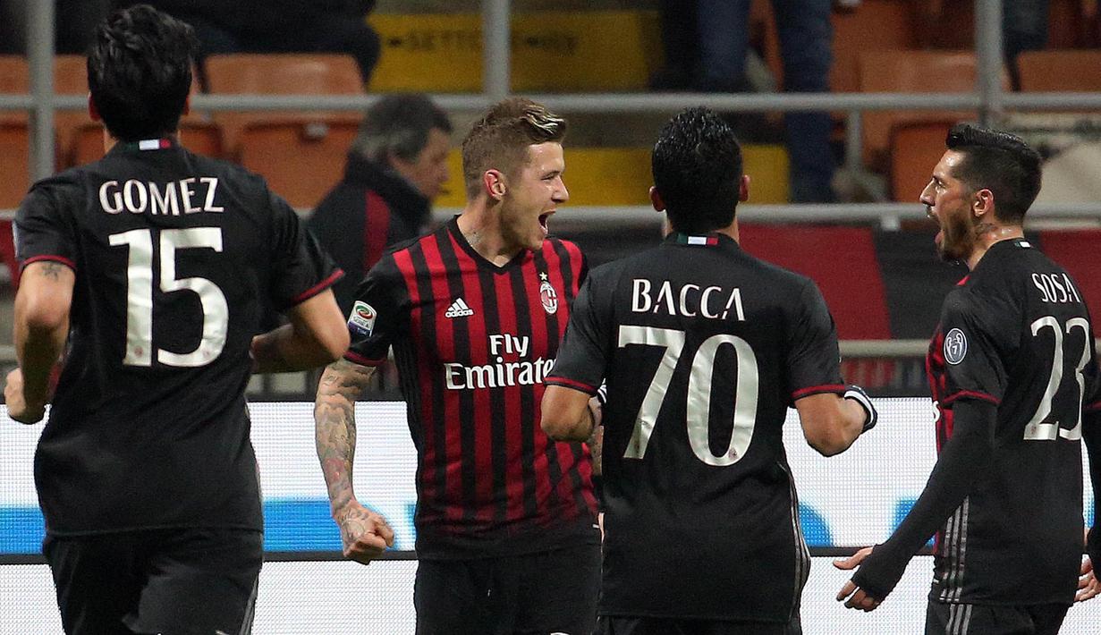 Para pemain AC Milan merayakan gol yang dicetak Jurac Kucka ke gawang Fiorentina. Hasil ini membuat Milan berada di peringkat ke tujuh, semetara Fiorentina ada pada posisi ke delapan klasemen Liga Italia. (EPA/Matteo Bazzi) 