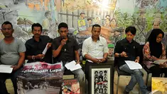Sejumlah keluarga korban orang hilang memberikan keterangan pers di Kontras Jakarta, Kamis (4/12/2014). (Liputan6.com/Johan Tallo)