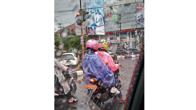 6 Kelakuan Kocak Cewek di Jalan Raya Ini Bikin Geregetan