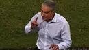 Pelatih Brasil, Tite terlihat sibuk memberikan instruksi saat timnya melawan Bolivia pada laga kualifikasi Piala Dunia 2018 di Dunas Arena Stadium, Natal, Brasil, (7/10/2016). (AFP/Vanderlei Almeida)