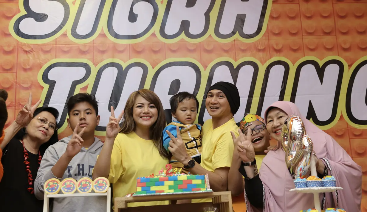 Pasangan Anji dan Wina Natalia baru saja merayakan hari jadi ulang tahun anak mereka, Sigra Umar Narada yang ke 2 tahun. Memilih merayakan ulang tahun di luar rumah,  Anji punya alasannya tersendiri. (Galih W. Satria/Bintang.com)