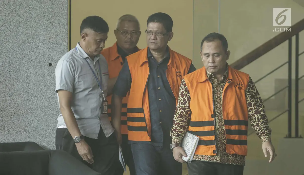 Tiga tersangka penyuap dalam kasus pemulusan pengesahan APBD Jambi 2018 usai diperiksa di Gedung KPK, Jakarta, Kamis (25/1). Ketiga tersangka tersebut yaitu Erwan Malik, Saipudin, serta Arfan. (Liputan6.com/Faizal Fanani)