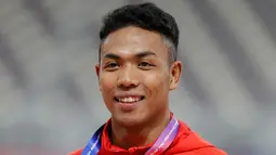 Sprinter Indonesia, Lalu Muhammad Zohri berpose seusai menerima medali perak nomor 100 meter pada Kejuaraan Atletik Asia 2019 di Doha, Qatar, Senin (22/4). Lalu Muhammad Zohri tampil sebagai yang tercepat kedua di semifinal dengan membukukan catatan waktu 10,13 detik. (AP/Vincent Thian)