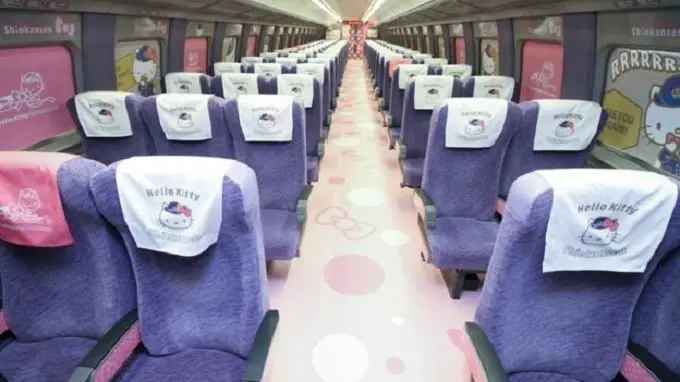 Interiornya dihiasi dengan wajah Hello Kitty dengan kursi berwarna ungu dan lantai berwarna merah muda. Saat ini ditempatkan di JR Kyushu Hakata Train Depot. (AFP)